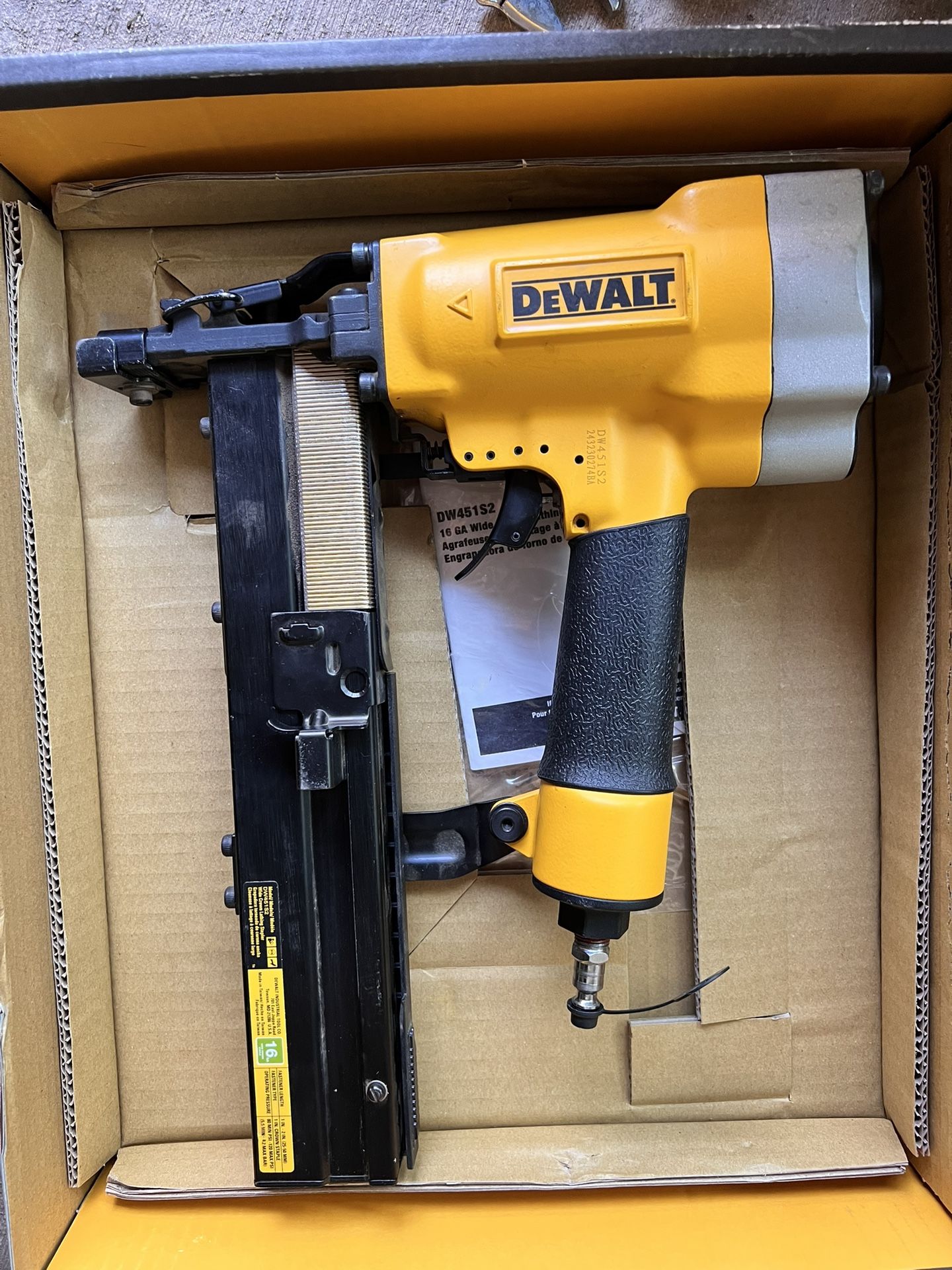 Dewalt Pneumatic 16 Ga Wide Crown Lathing Stapler
