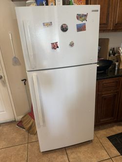 Insignia™ - 18 Cu. Ft. Top-Freezer Refrigerator with Handles - White 