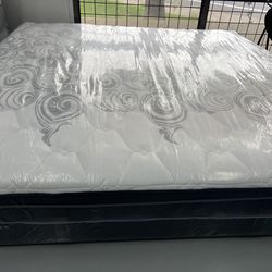 KING SIZE STEARNS & FOSTER RESERVE PILLOW TOP MATTRESS & BOX SPRINGS BED SET