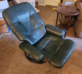 Swiveling Recliner