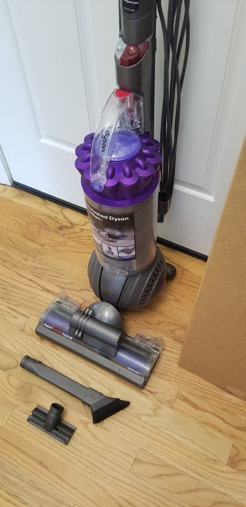 NEW Cond DYSON ANIMAL BIG BALL VACUUM , WITH ATTACHMENTS , AMAZING SUCTION , WORKS EXCELLENT , IN THE BOX