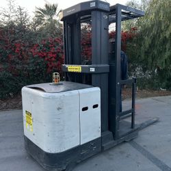 Crown Order Picker 3000 Pound Capacity