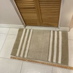 LIKE NEW Spa Styled Cushioned Bath Mat 33” x 20” Anti-Slip Backing 