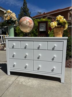 White 6 Drawer Wood Graco Dresser Chest of Drawers by Graco Furniture Excellent Condition