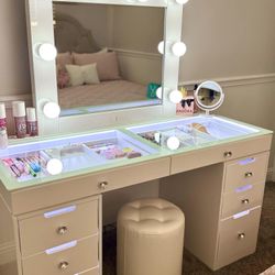 El Vanity Nuevo En Sus 4 Cajas$698 El Banquito Giratorio $68