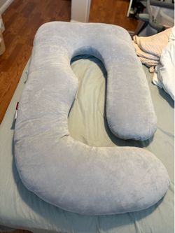 Momcozy pregnancy pillow
