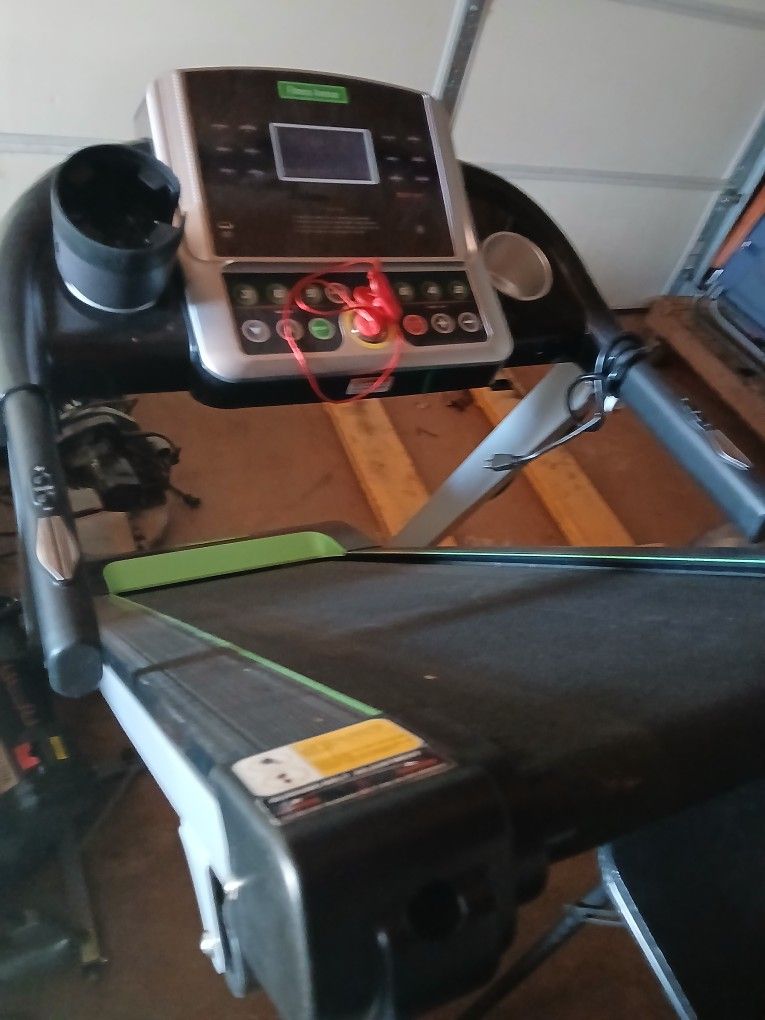 Another  Like New  Quiet   Incline  Different  Readings  Great 👍  Treadmill    Study Folds 