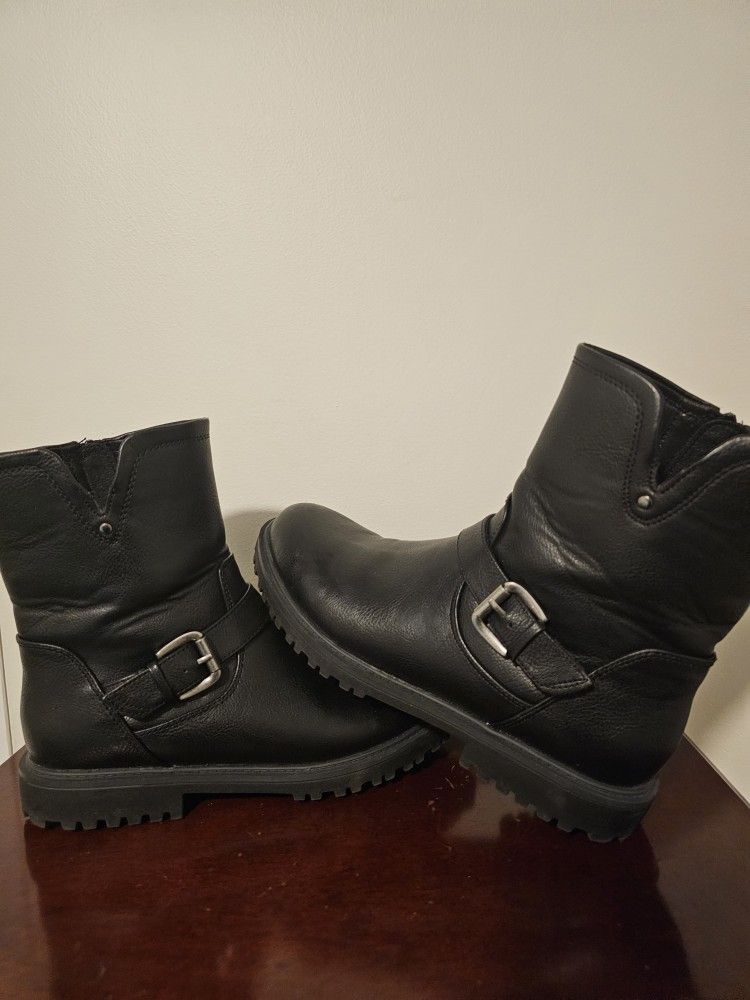 $15.00 - Women Boots, Beartrap Brand/Size 8.5/Zippered/Ankle Design - Lowest Price