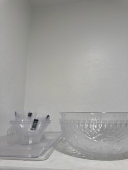 Plastic bowls and large bowls and wide rectangle trays
