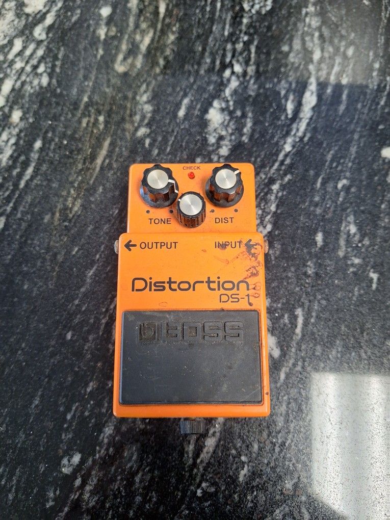 BOSS EFFECTS DS-1 DISTORTION PEDAL