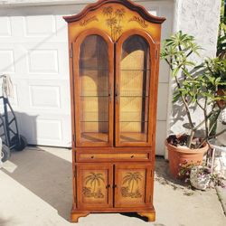 Vintage China Cabinet With Light 
