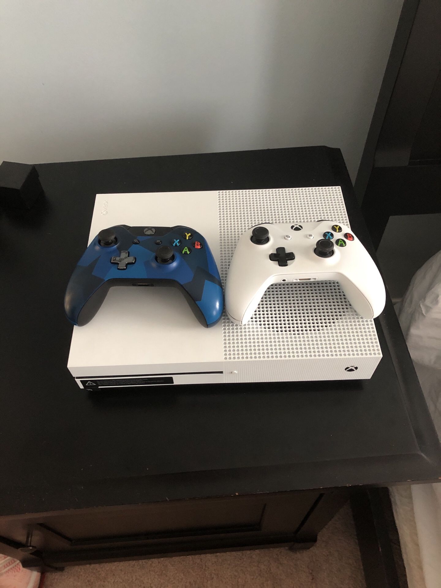 Xbox One S 500 GB with 2 Controllers