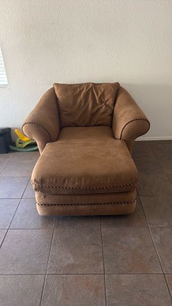 Oversized Chaise Lounge Chair / Cuddle Chair – Excellent Condition