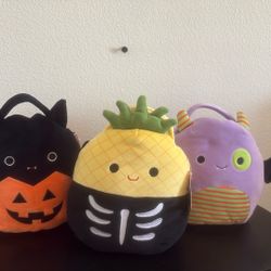 Squishmallow Halloween Treat Pails  with Handle NEW.  $15  each or take them all for $35 dólares