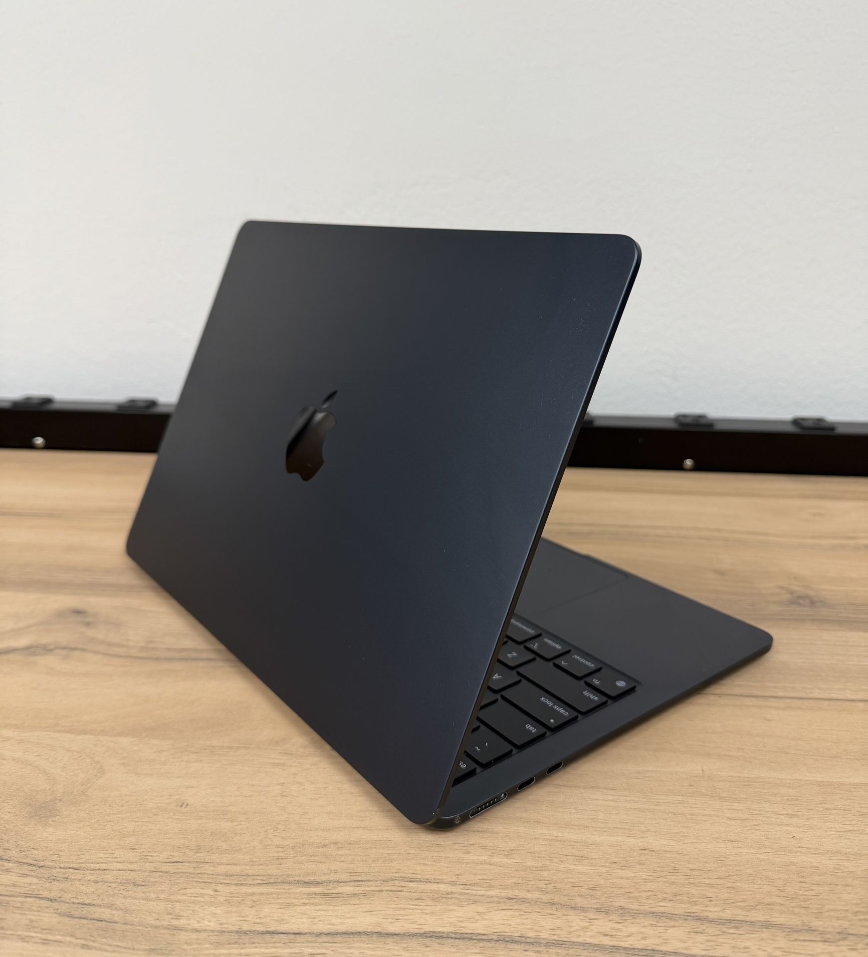 13 MacBook Air M2 8 Core**500GB SSD