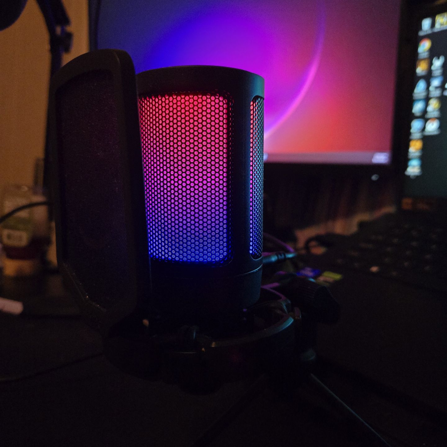Fifine rgb mic with pop filter