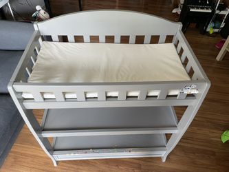 Delta Children Infant Changing Table – Excellent Condition