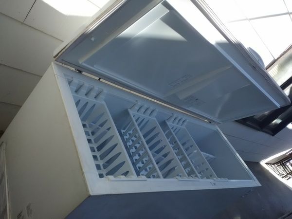 works perfectly!! LIKE NEW!!! Kenmore Elite Heavy Duty Freezer Chest