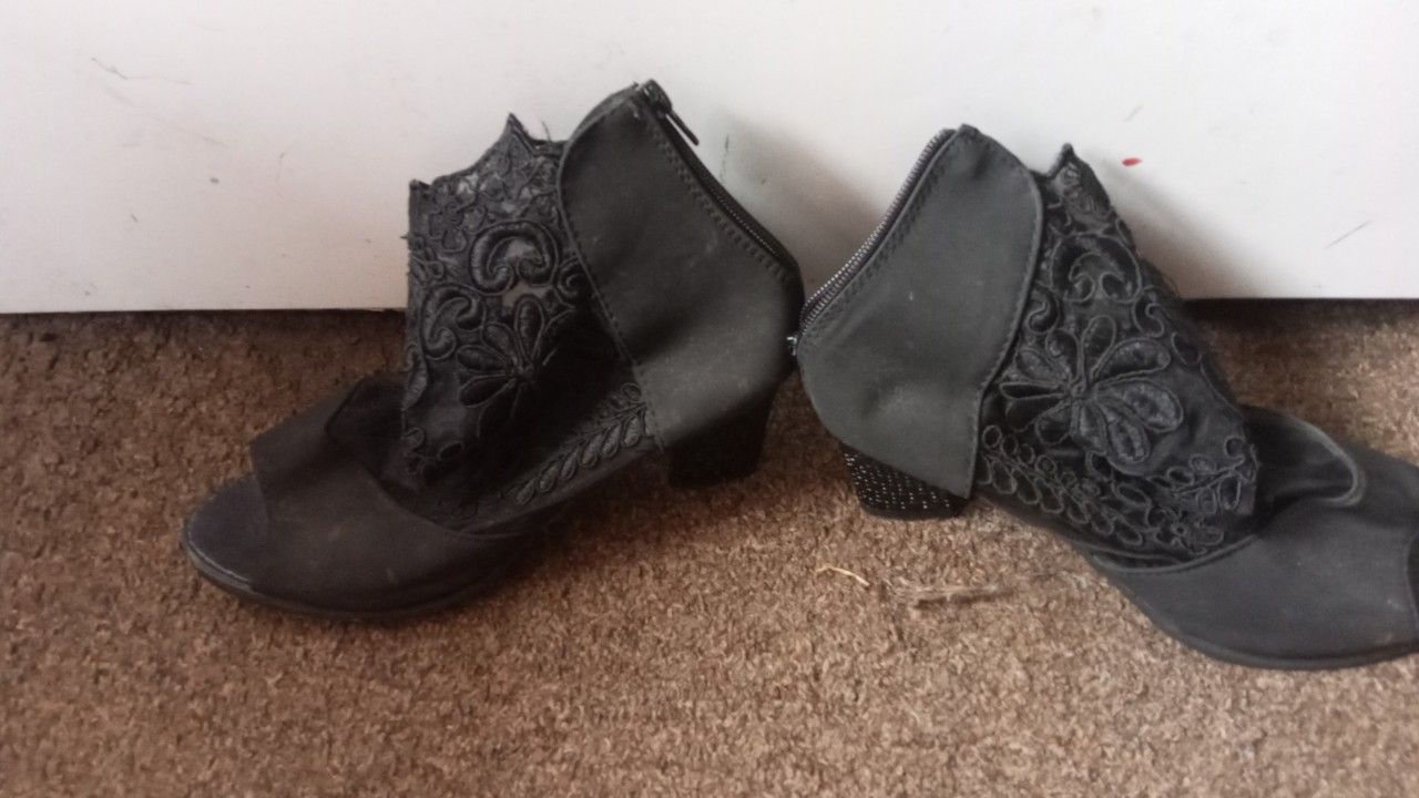 Womans Heels Good Condition Size 10$10.00