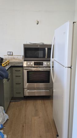 Electric Stove & Microwave