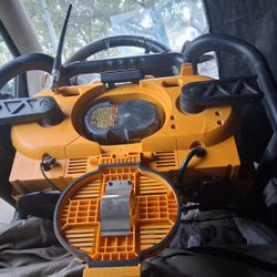 DeWalt 18v Battery Charger With Work Radio/FREE Battery 