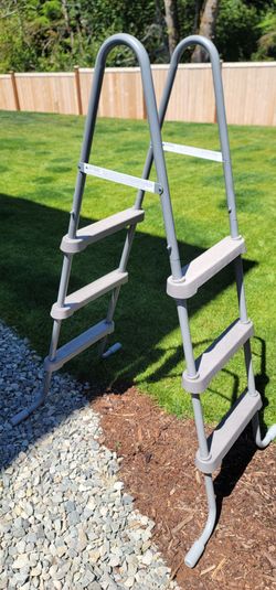 Pool ladder