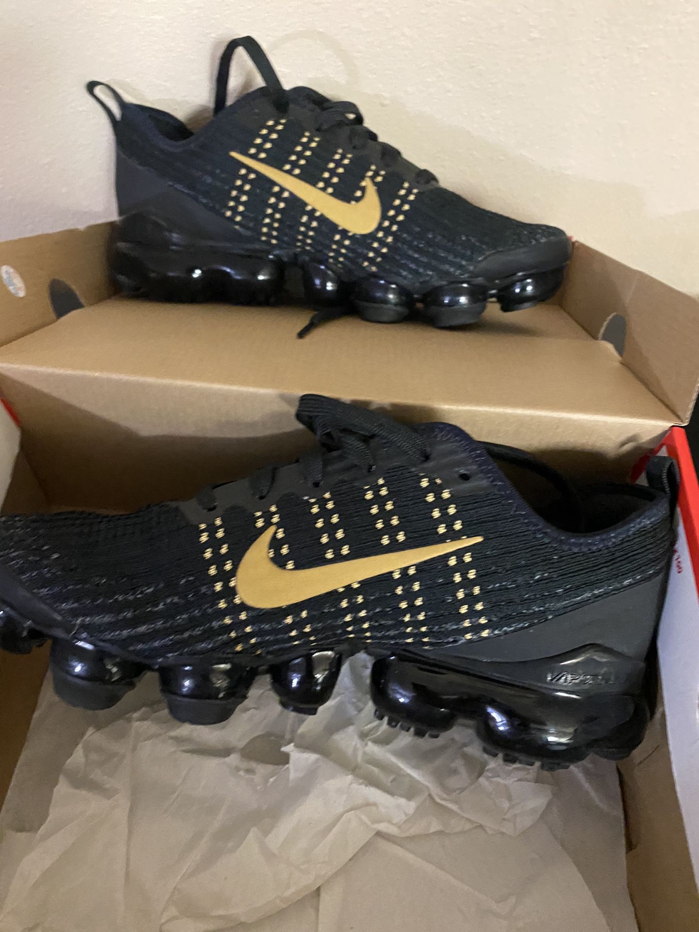 Vapormax flyknit 3 black and gold sale