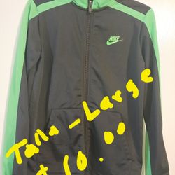 Nike Chamarra