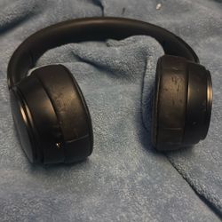 Beats Solo pro color black with a1 chip