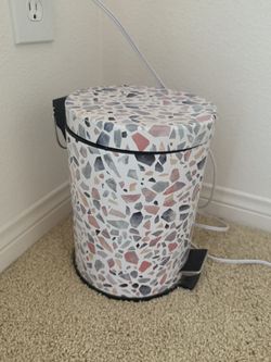 Bathroom trash can 🗑️