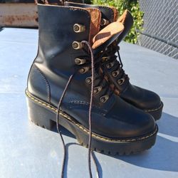 Women's Dr MARTENS  BOOTS. Size 7.