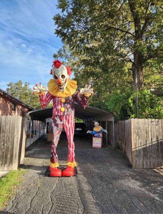 Halloween Cackles the clown 12' tall