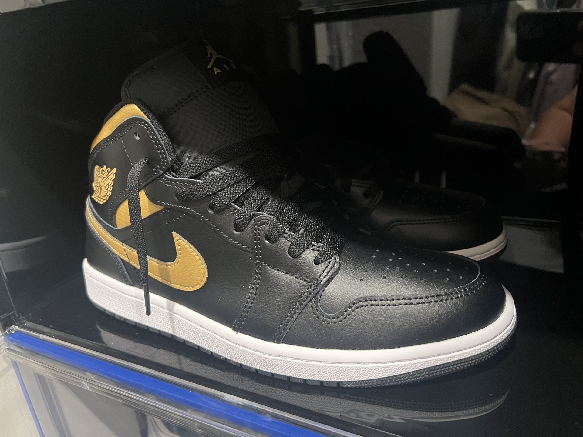 AIR JORDAN 1 MID [BLACK/METALLIC GOLD-WHITE]