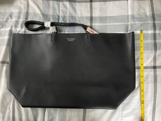 VICTORIAS SECRET WOMENS LARGE FAUX LEATHER TOTE BLACK NWT No pockets Tassel strap detail
