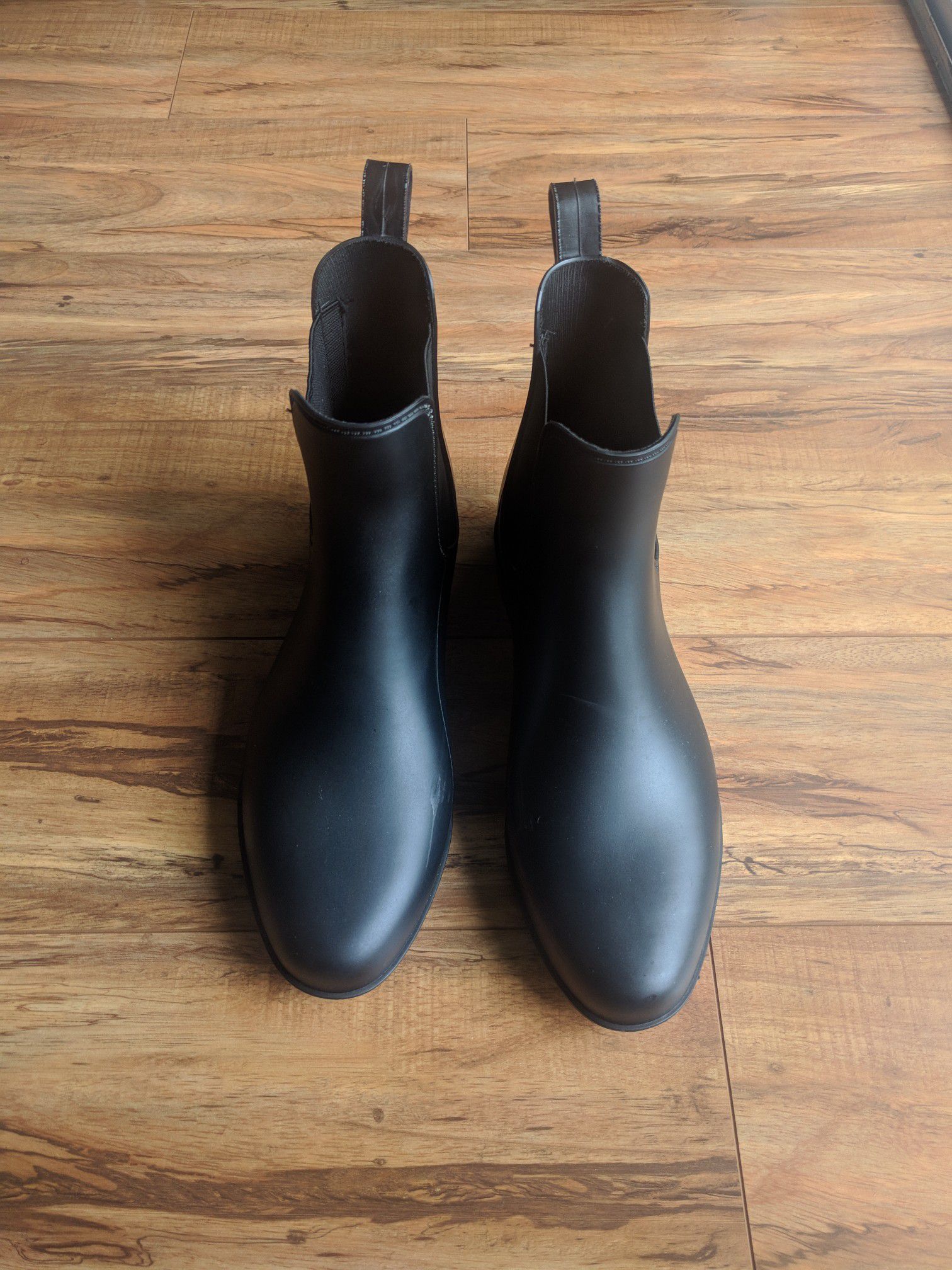 Ankle length rain boots, size 9 womens, black