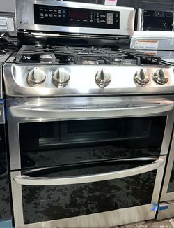 LG (6.9 cu.ft.) Freestanding gas range with double oven in stainless steel.