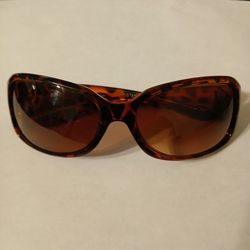 Foster Grant Women's Brown Tortoise Chelsea Sunglasses Butterfly Accent