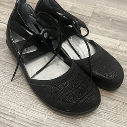 Naot woman’s leather shoe- black- size 7