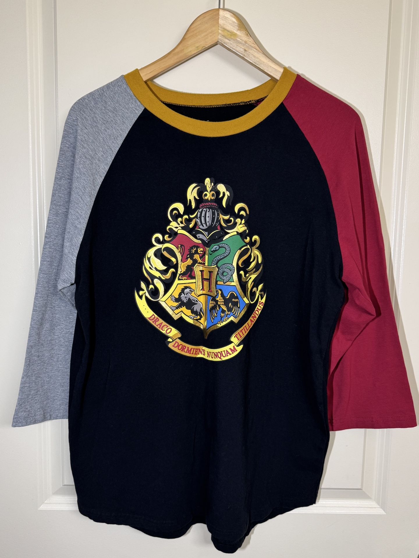 Harry Potter Hogwarts Raglan Shirt – L