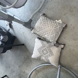 2 Pillows 