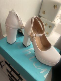 Size 35 shoe size 4 women’s super pretty white chunky heel