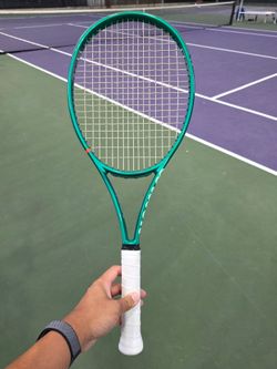 Wilson blade v10 100 pro like new tennis racket