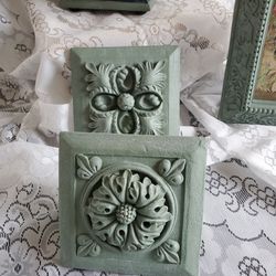 2 pretty Wall Accents In Excellent Condition price is for both