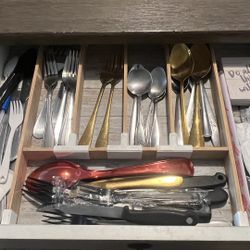 Spacious 60x40 Dining Table with Built-in Bottle Storage – Seats 4-6!