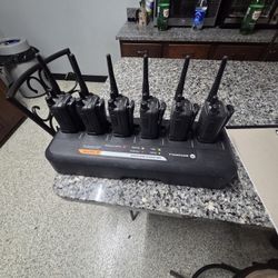 Motorola  Radio. C p 100  d 