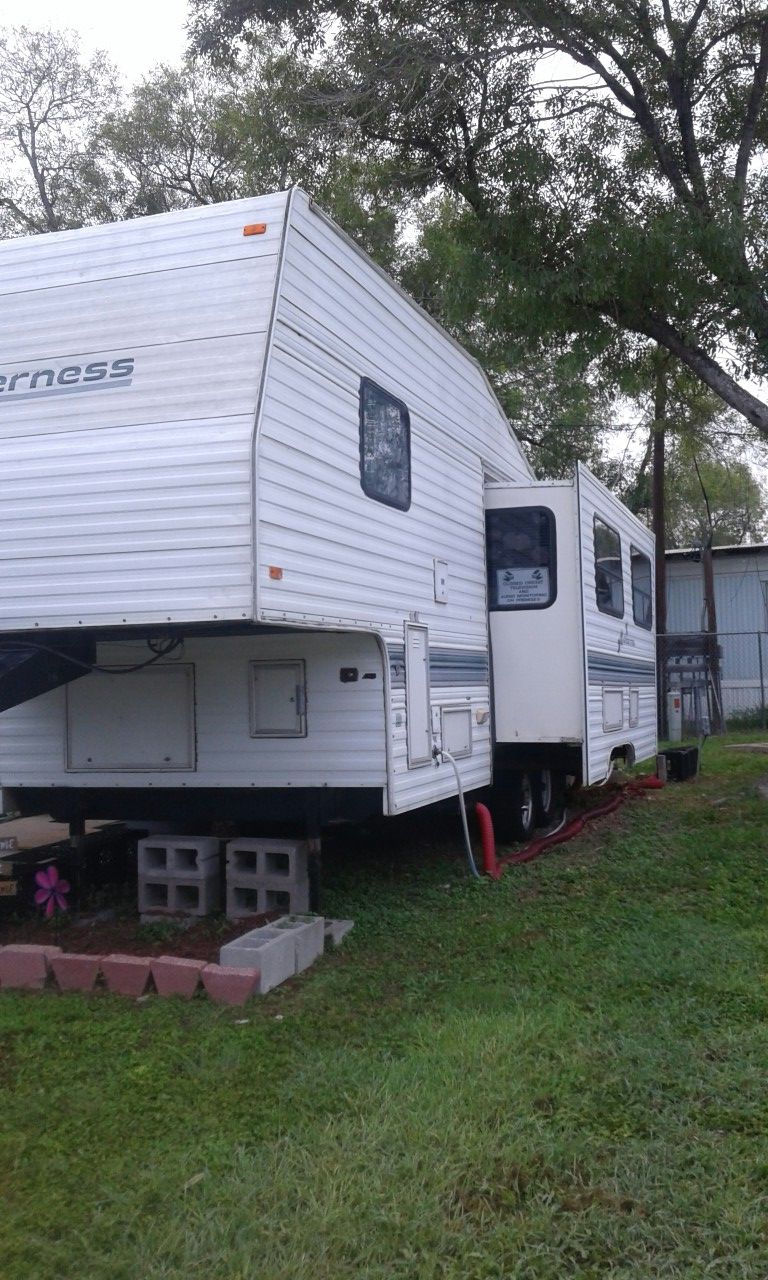 A fifth wheel trailer 29foot