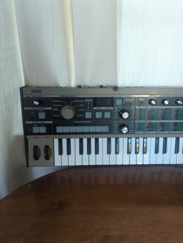 Korg MicroKorg Synthesizer/Vocoder Portable Keyboard Plug-in Or Battery Powered WORKS PERFECTLY  (No Microphone)