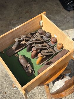 Box of wood planes.