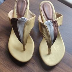 New Monroe & Main Women’s Shoes Size 6.5M – Gold/Bronze