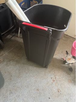 Garbage can